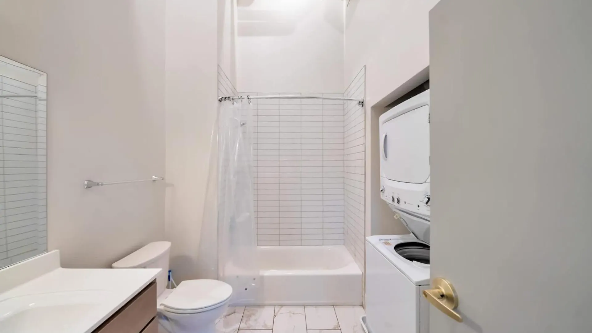 Bright And Modern Studio In Louisville # 302