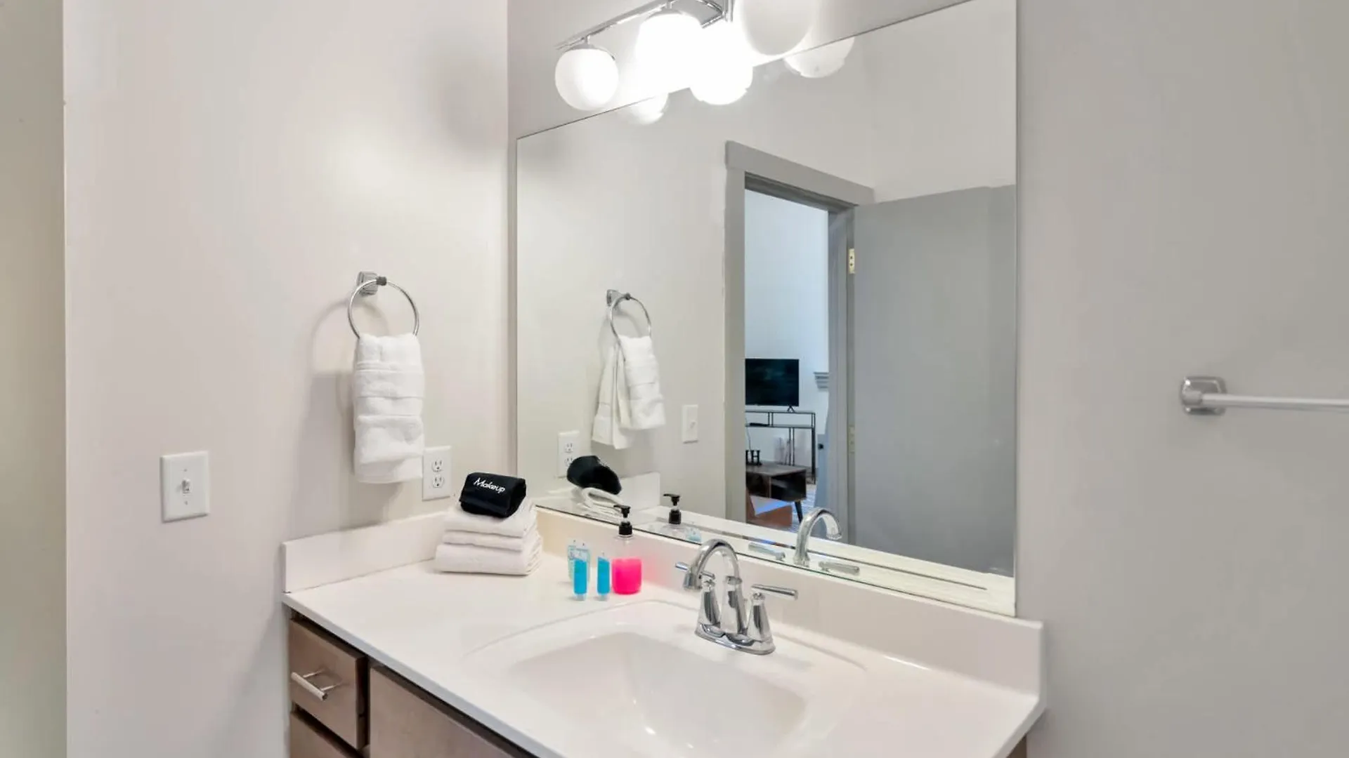 Bright And Modern Studio In Louisville # 302 0*,  米国
