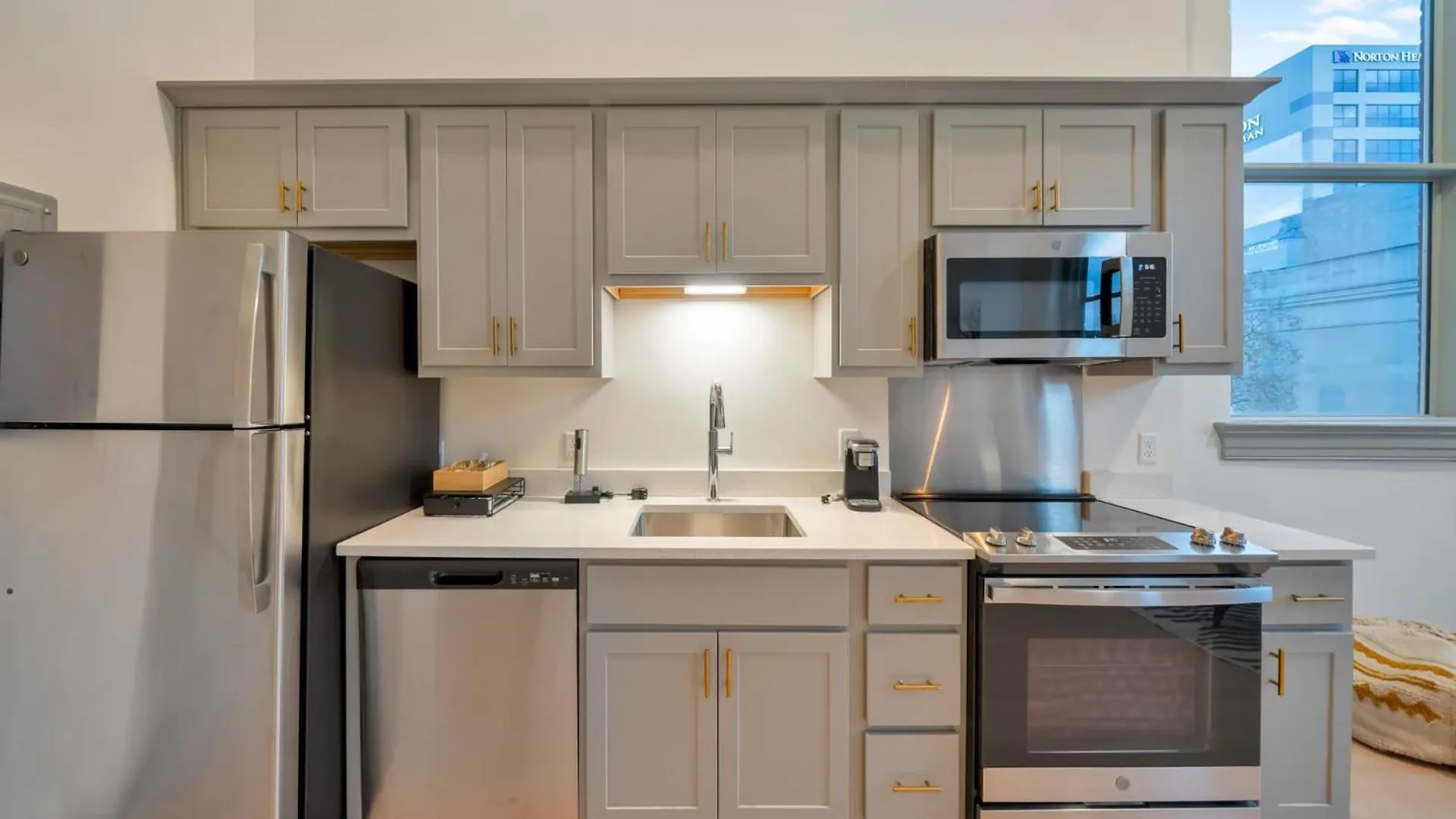 Bright And Modern Studio In Louisville # 302